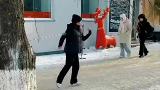 Девушка на коньках показала трюки на улице Московской в Пензе