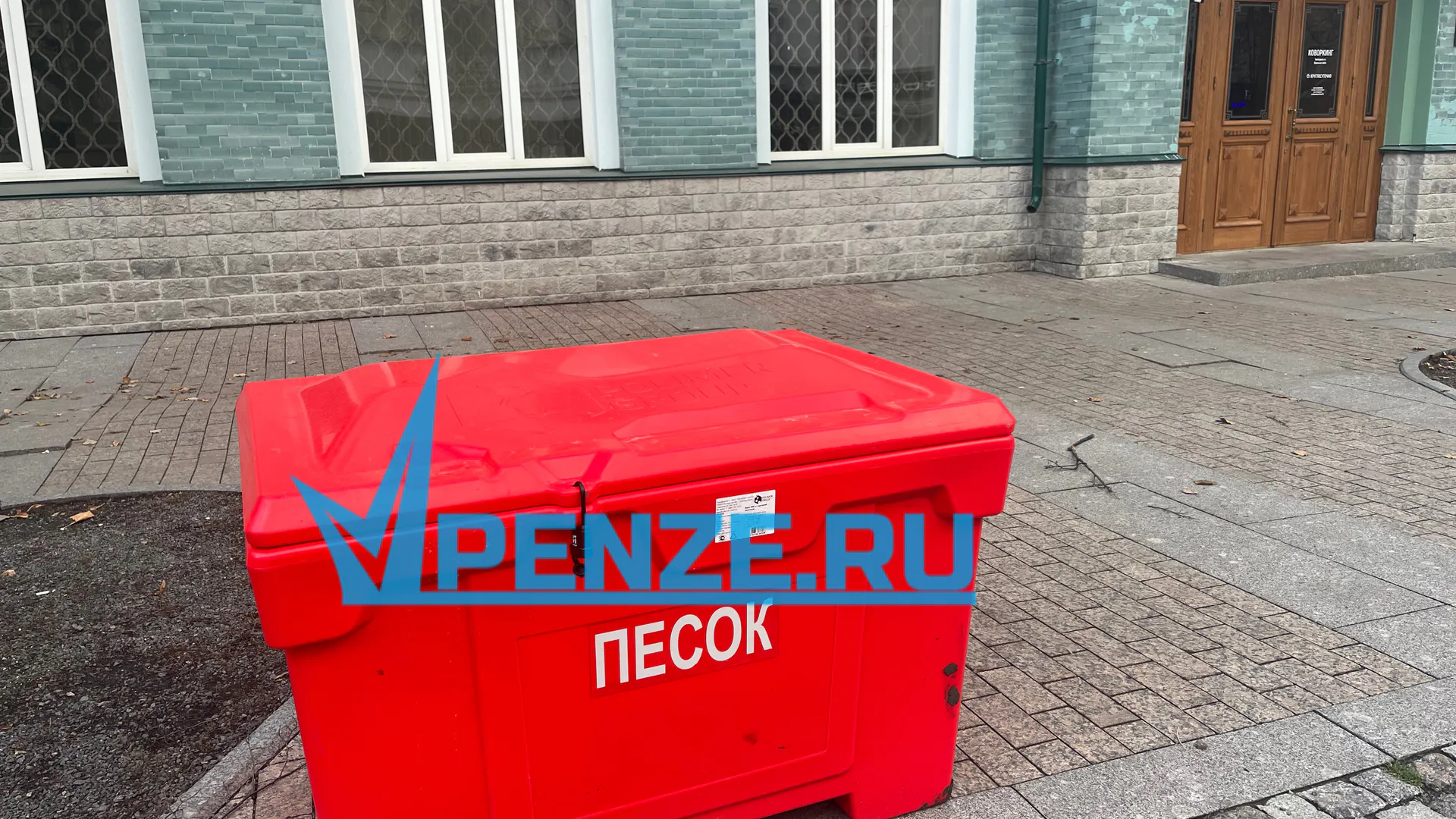Пензенцы возмущены установкой красных контейнеров на Московской, уродующих облик исторического центра города