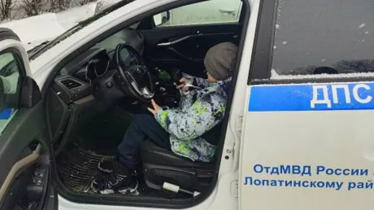 Юный житель Лопатинского района примерил на себя роль инспектора ГИБДД