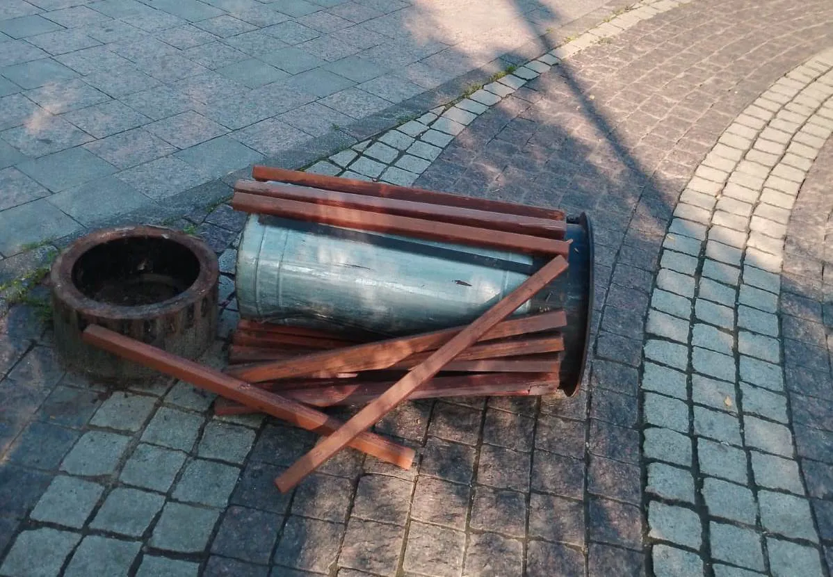 Вандалисты испортили урны и повредили скамейки на Фонтанной площади в Пензе