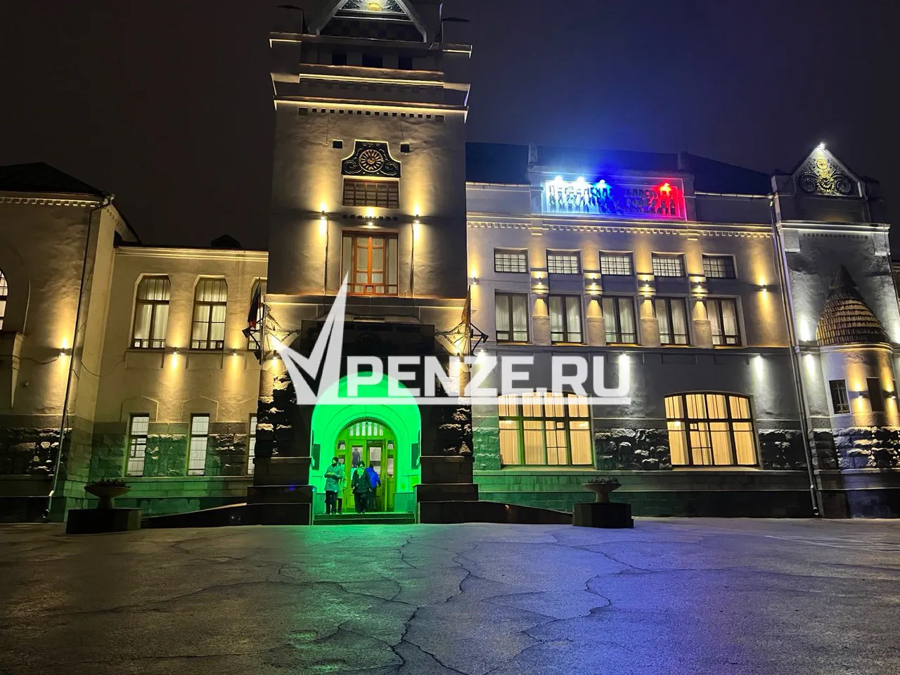 На территории Картинной галереи в Пензе открылся отреставрированный памятник Савицкому