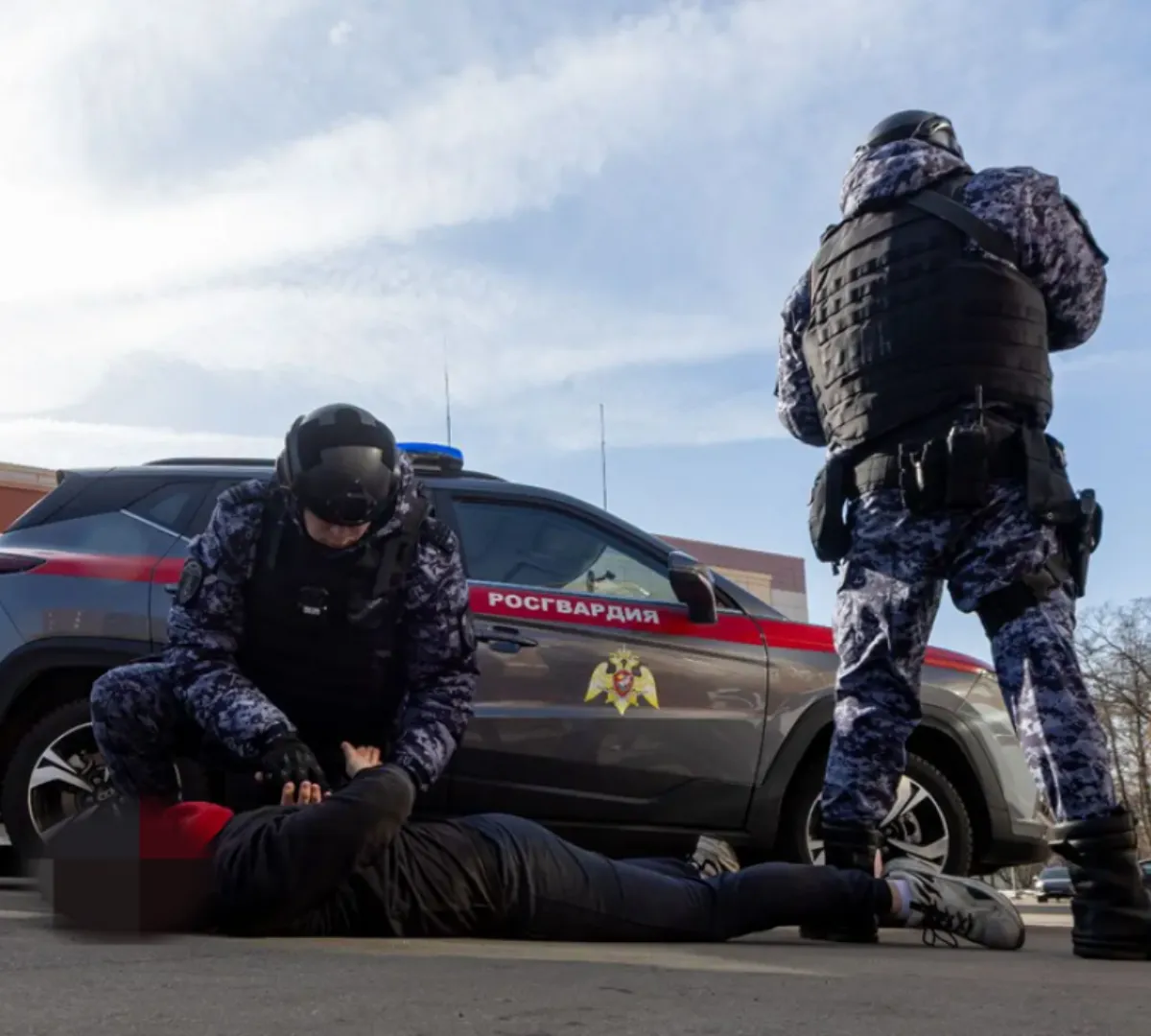 В Пензе росгвардейцы задержали молодого человека с оружием в торговом центре