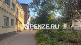 «Декорации для съемок фильмов ужасов»: жильцы пятиэтажки на Жемчужном проезде пожаловались на ужасные подъезды и на отсутствие детской площадки