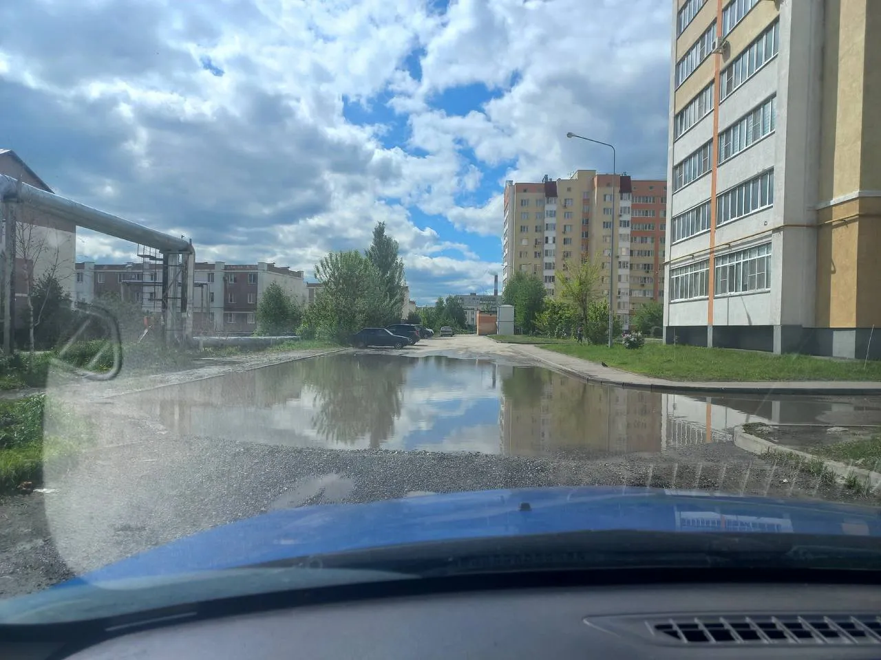«Лужи по капот автомобиля»: пензячка жалуется на «болото» во дворе дома