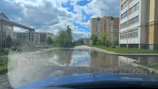 «Лужи по капот автомобиля»: пензячка жалуется на «болото» во дворе дома