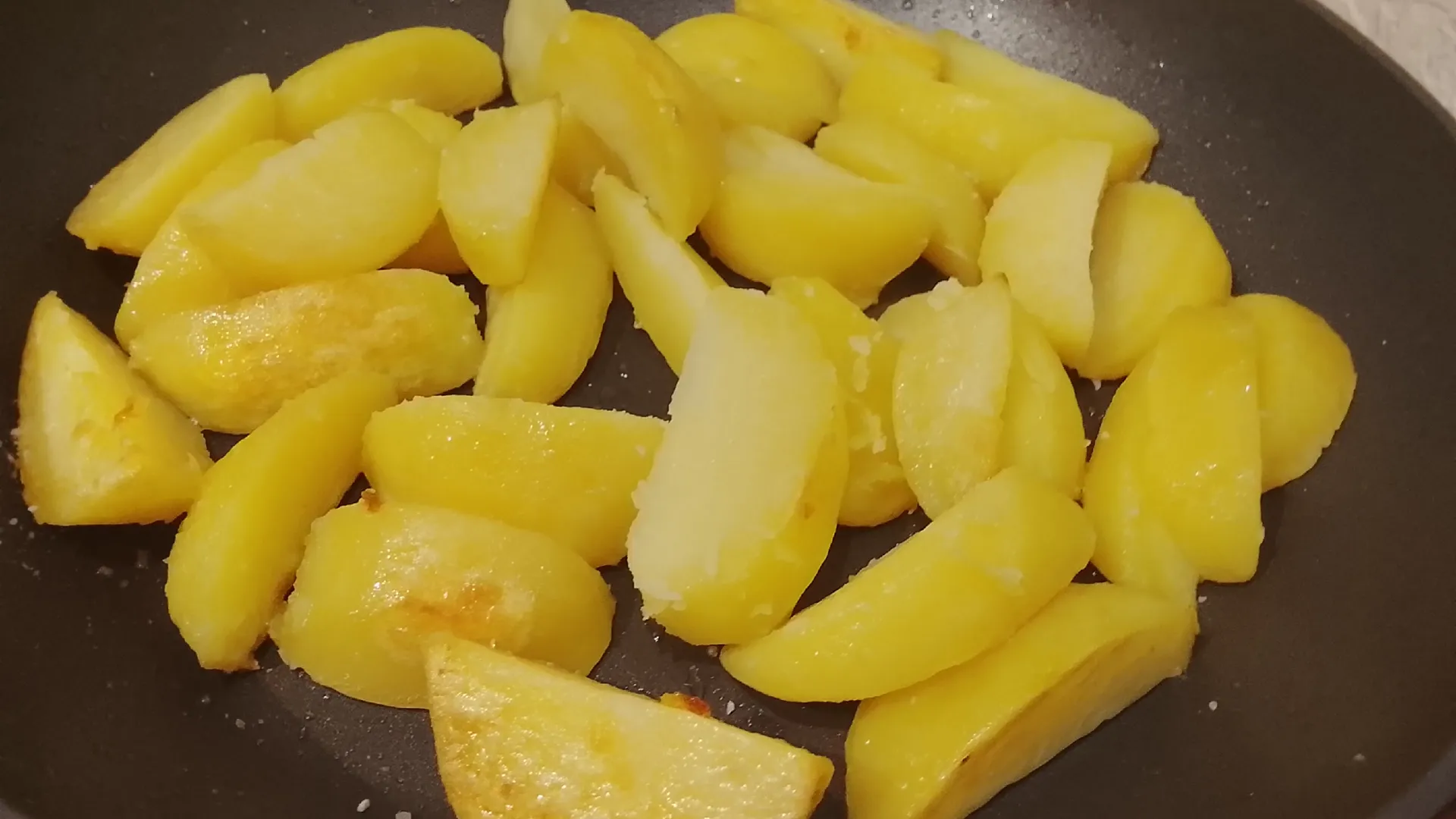 Чтобы жареная картошка стала румяной и с золотистой корочкой, достаточно добавить в нее лишь один ингредиент