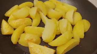 Чтобы жареная картошка стала румяной и с золотистой корочкой, достаточно добавить в нее лишь один ингредиент