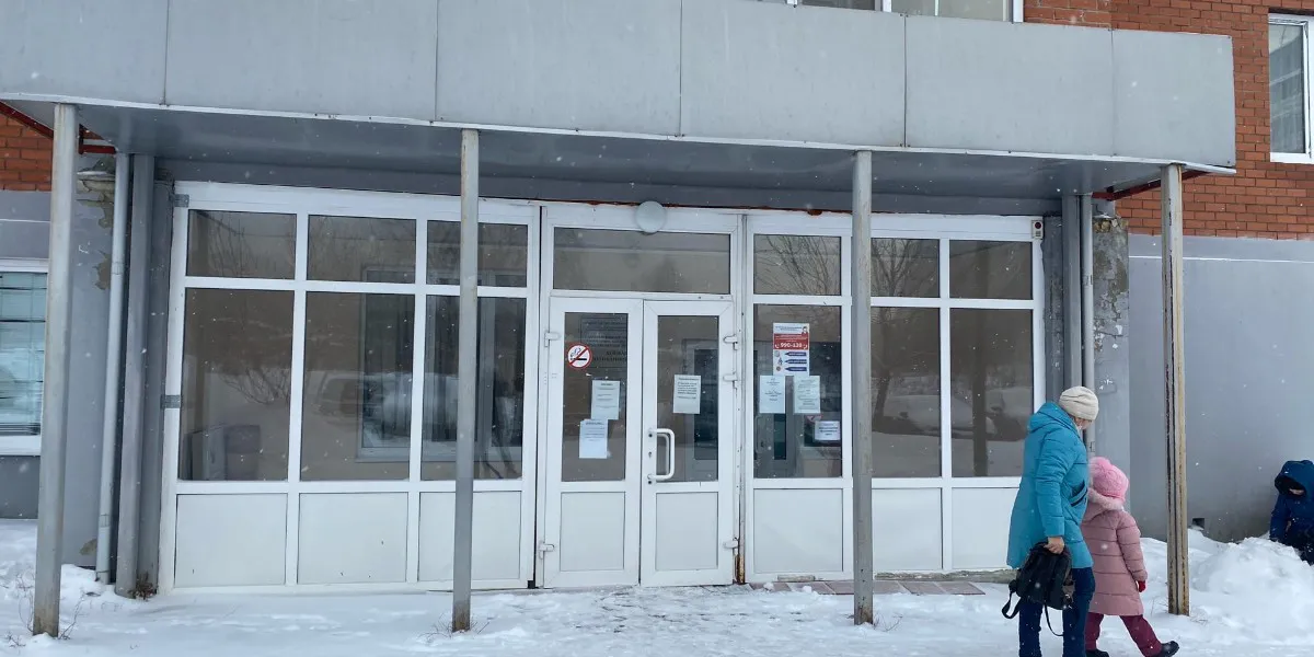 В с. Вадинск на входе в участковую больницу обрушился навес
