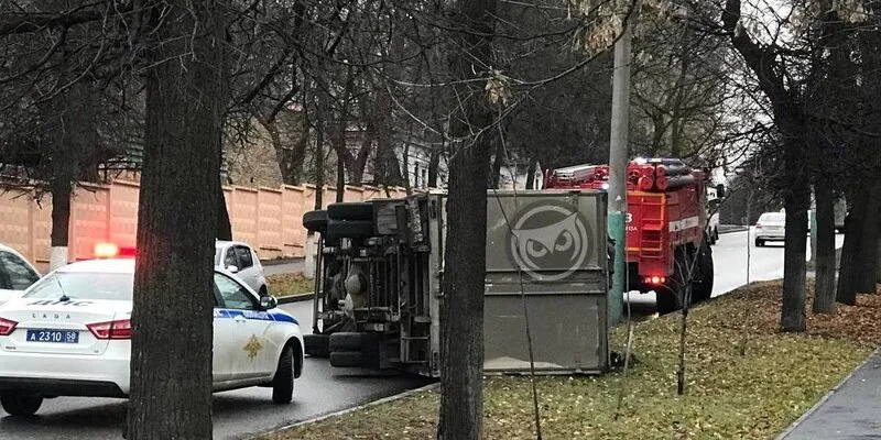 3 ноября в Пензе на улице Лермонтова перевернулся большегруз