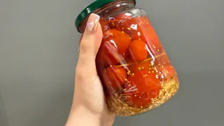 Делаю сахарные помидоры на зиму. Рассол настолько вкусный, что его пьют ложками: проверенный рецепт