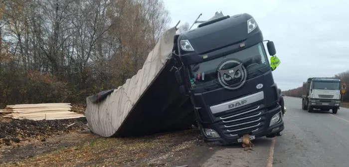 25 октября В Пензенской области развалился большегруз со строительными материалами