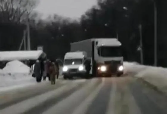 Столкновение маршрутки и фуры: дорога на окраине Пензы перекрыта