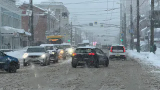 В Пензе на ул. Гагарина из-за снега открыта только одна полоса движения