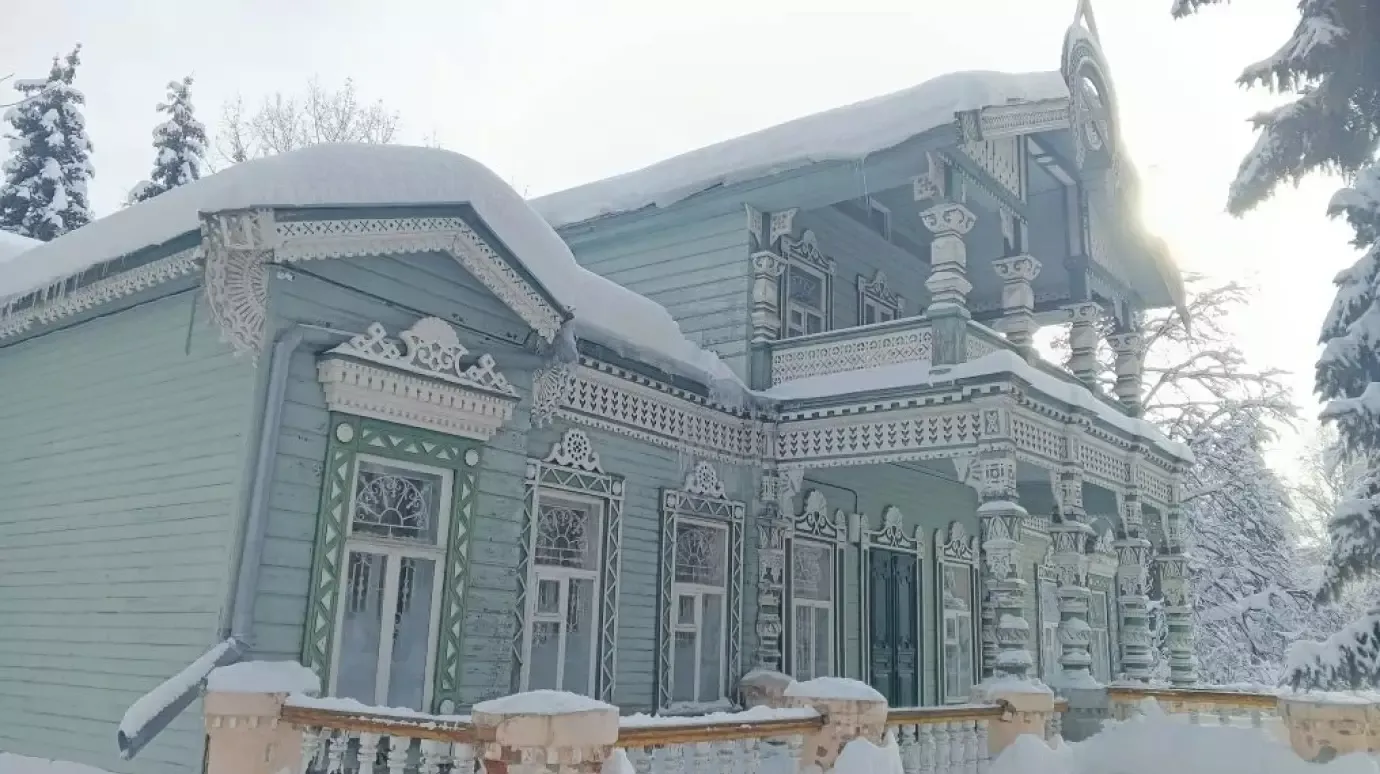 Опасную наледь убрали с кровли Музея народного творчества