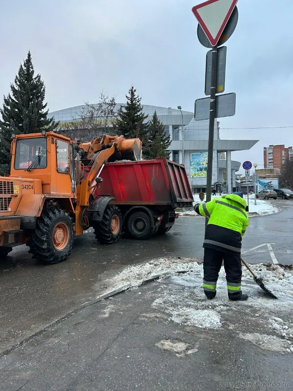 Олег Денисов поручил держать на особом контроле уборку дворов от снега