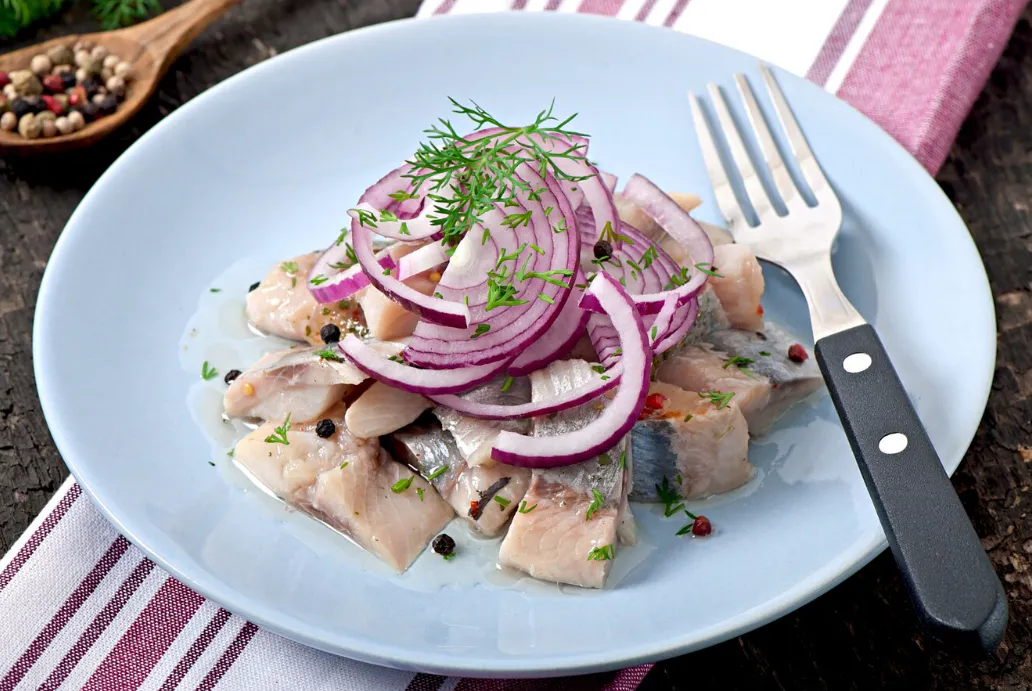 Более вкусной закуски из селедки еще не готовил - все дело в простой заправке: никто даже не представляет, что это возможно