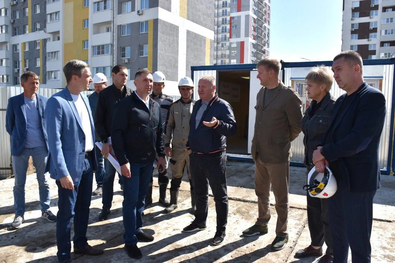 Глава города проверил ход строительства новой школы в микрорайоне Арбеково