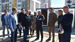 Глава города проверил ход строительства новой школы в микрорайоне Арбеково
