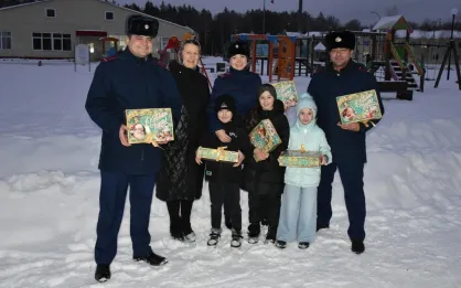 Сотрудники СУ СКР по Пензенской области поздравили с Новым годом семью из Белгородской области