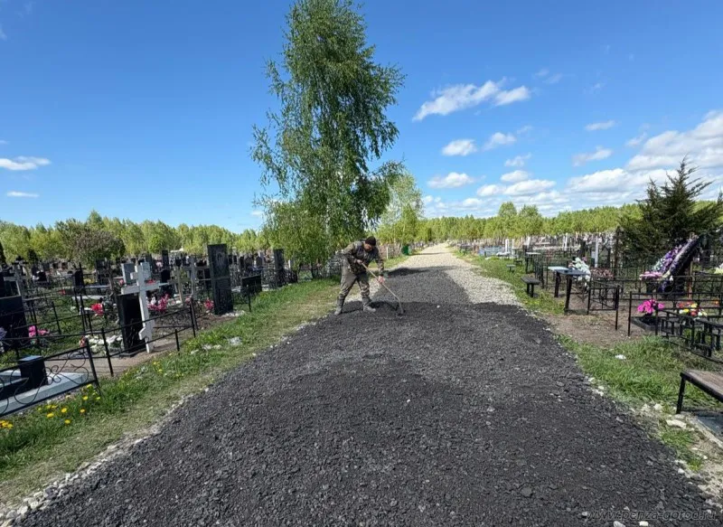 В Пензе приступили к уборке территорий кладбищ