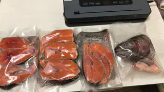 Решил взять форель в "Светофоре" с черной чешуёй на Новый гол, а она внутри совсем другая, чем белая. Разрезал - и удивился