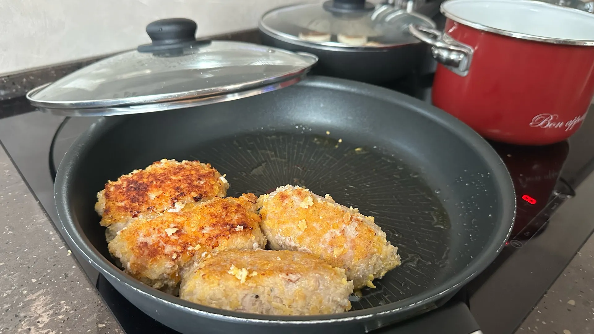 Что никогда не добавляют в мясные котлеты в ресторанах, зато хозяйки без этого котлеты не готовят