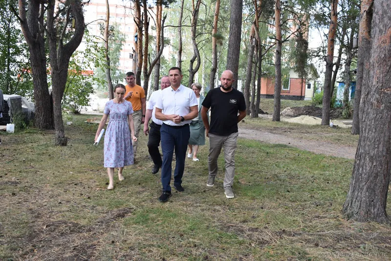 Сквер «Семейный» на ГПЗ приводят в порядок в три смены