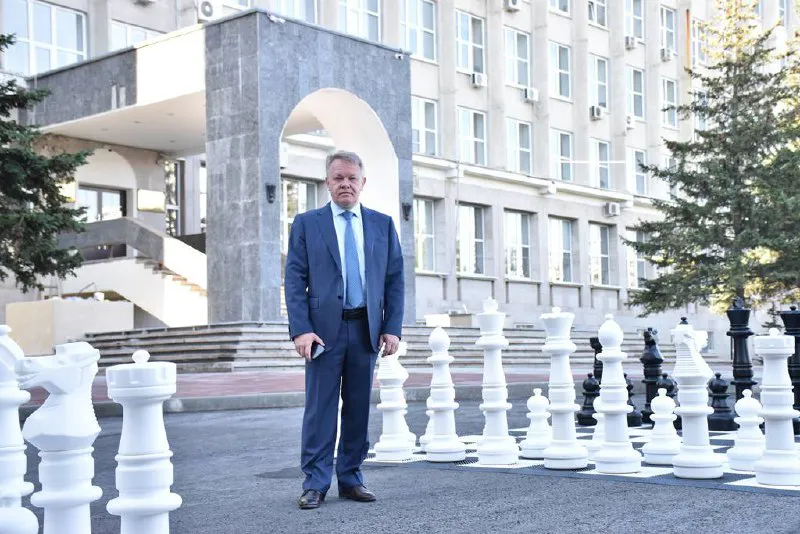 Глава Пензы восстановил шахматы около администрации города
