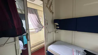 Пожилая женщина не смогла залезть на верхнюю полку в поезде и решила всю дорогу сидеть в ногах - что делать в такой ситуации