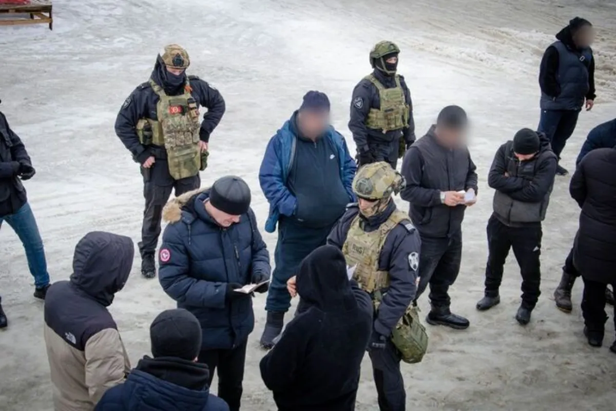 В Пензе силовики провели рейд и вручили повестки бывшим мигрантам
