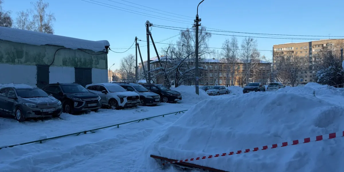 В Пензе людям приходится «ползком» пробираться через снег и лед
