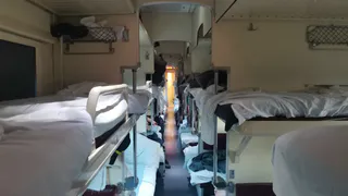 Можно ли сидеть на нижней полке в поезде, если взять билет на верхнюю: действующие правила и ограничения