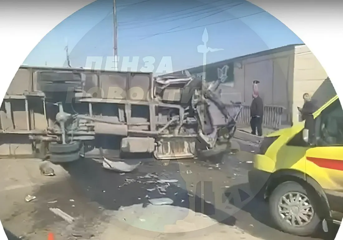 На Гагаринском путепроводе в Пензе грузовик опрокинулся и задел легковушку