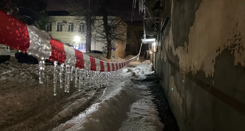 Опасности зимних прогулок: ледяные угрозы на Московской улице Пензы