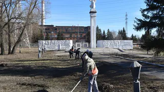 Почти 100 коммунальщиков приводят улицы Пензы в порядок