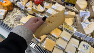 "Даже по акции не покупайте": Роскачество назвало марки сыра, которые точно стоит избегать