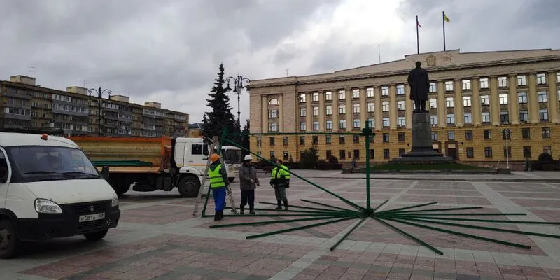 В Пензе на площади Ленина приступили к установке главной елки города