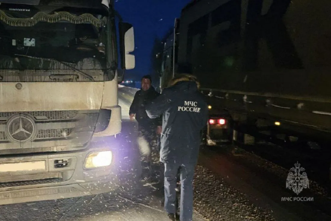 Застрявшим из-за снегопада водителям в Кузнецком районе спасатели привезли воду