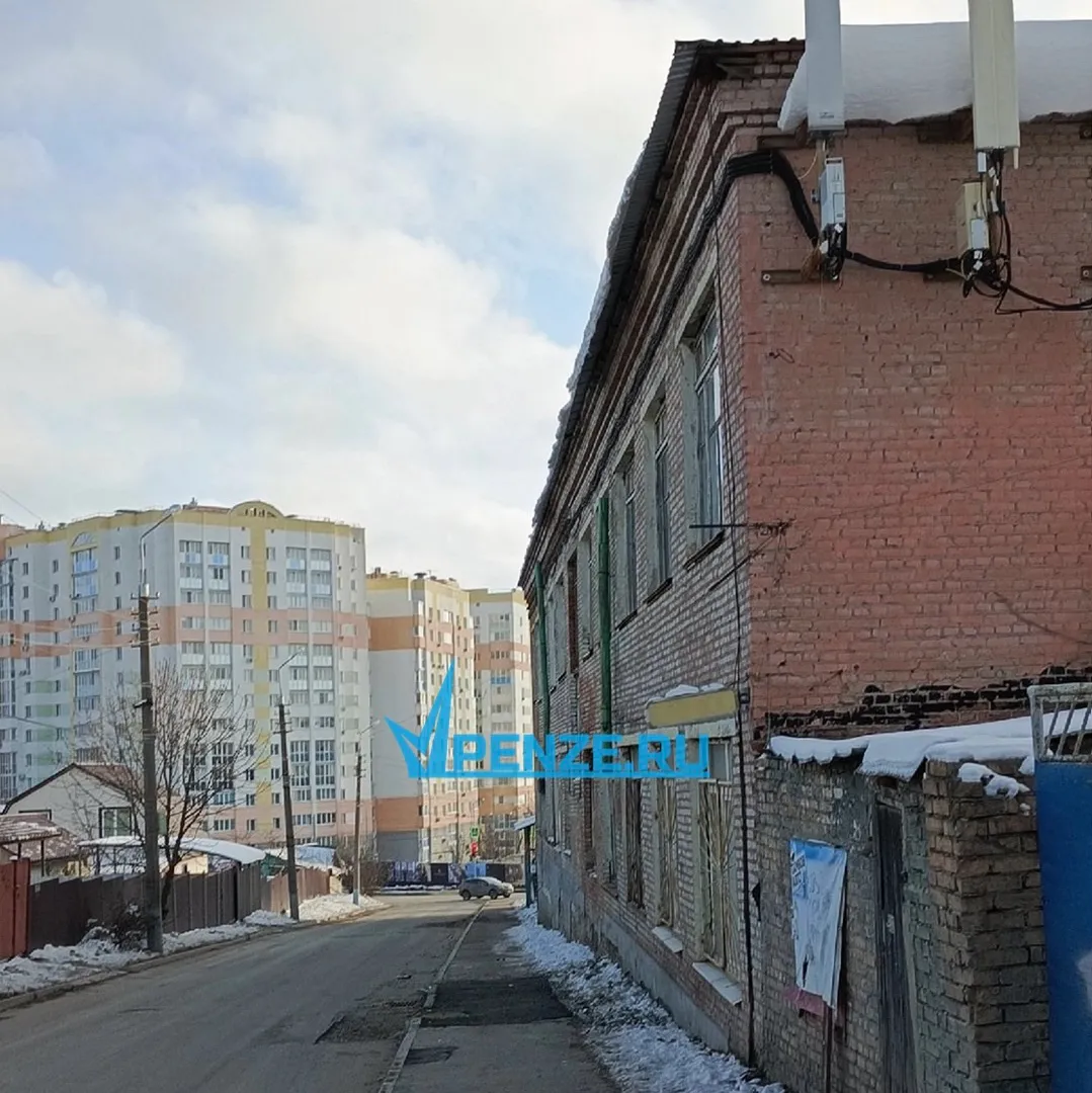 Снег на голову: жители ул. Кутузова стали жертвами падающих ледяных глыб