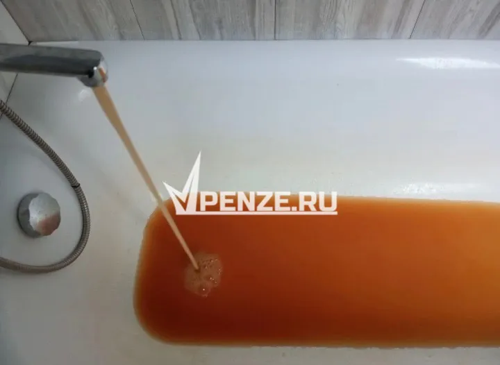 Не вода, а опасный коктейль: из кранов жителей Мичурино течет черная жидкость и вонючая смесь