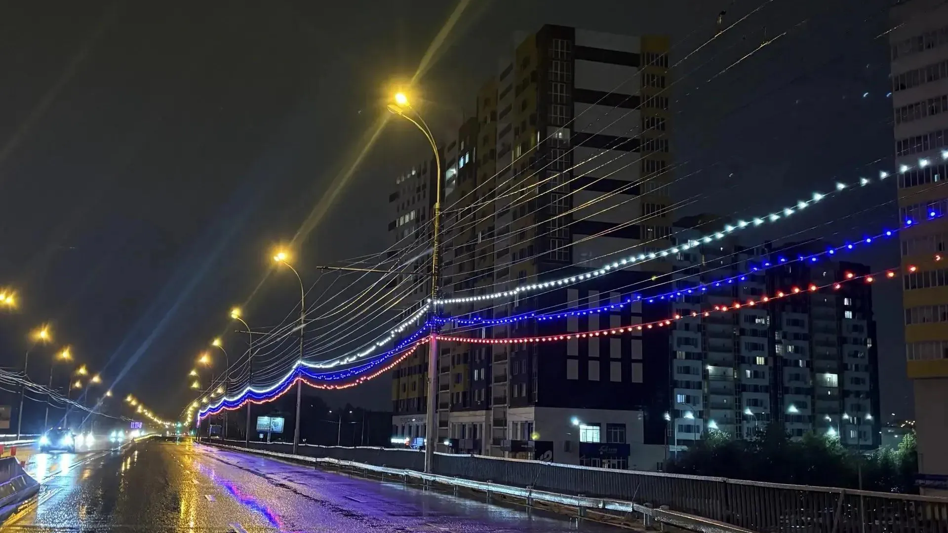 Пенза украшается ко Дню города: триколор, баннеры и цветочные композиции
