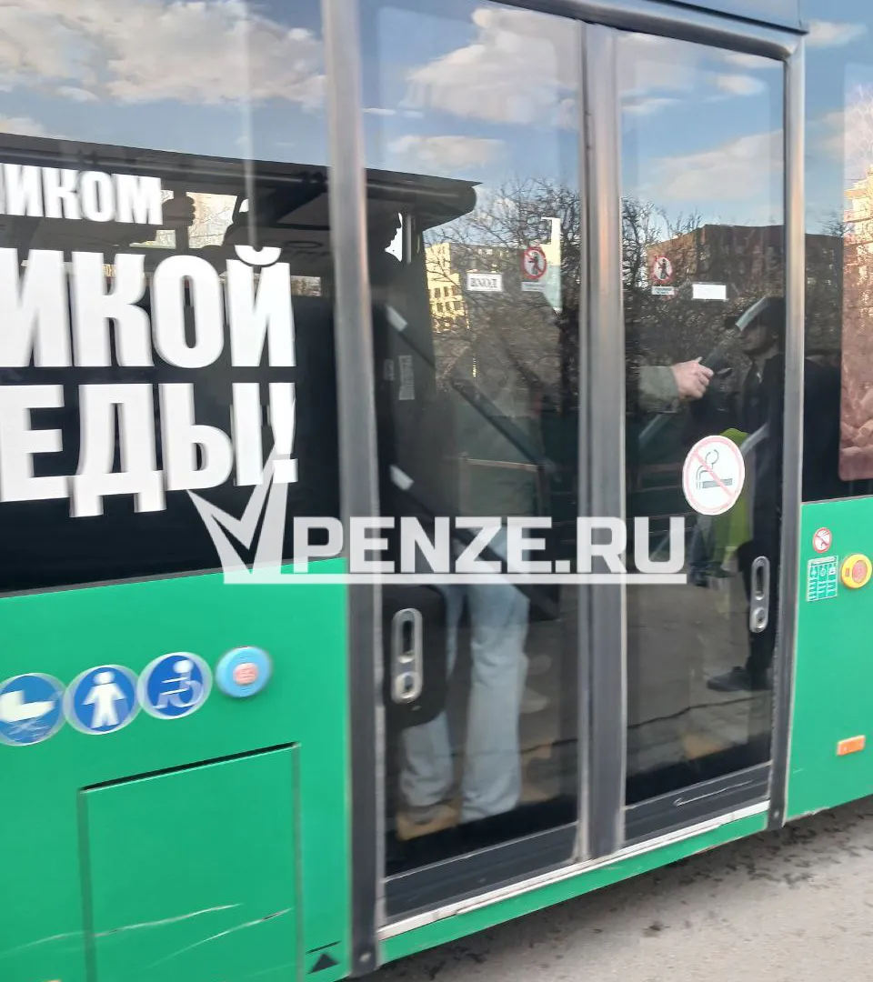 «Люди теряют сознание»: жители Ахун жалуются на переполненный 93 автобус