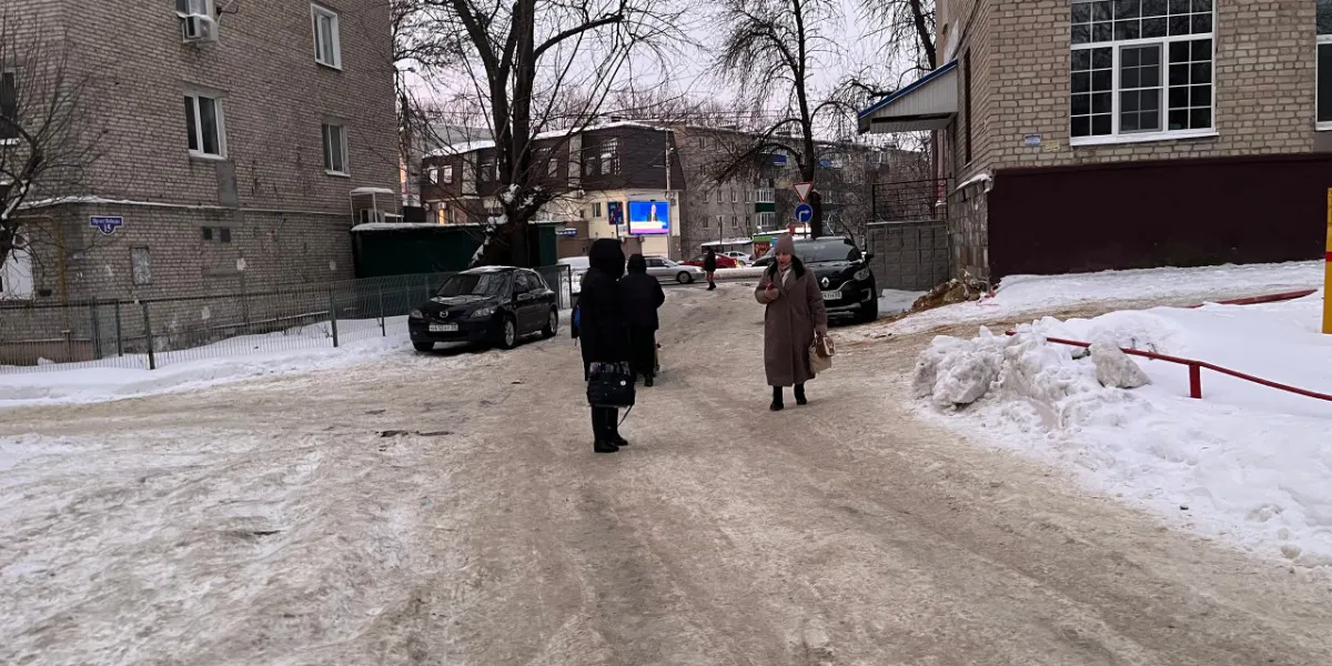 Пензенцы не могут ни пройти, ни проехать из-за огромных глыб льда