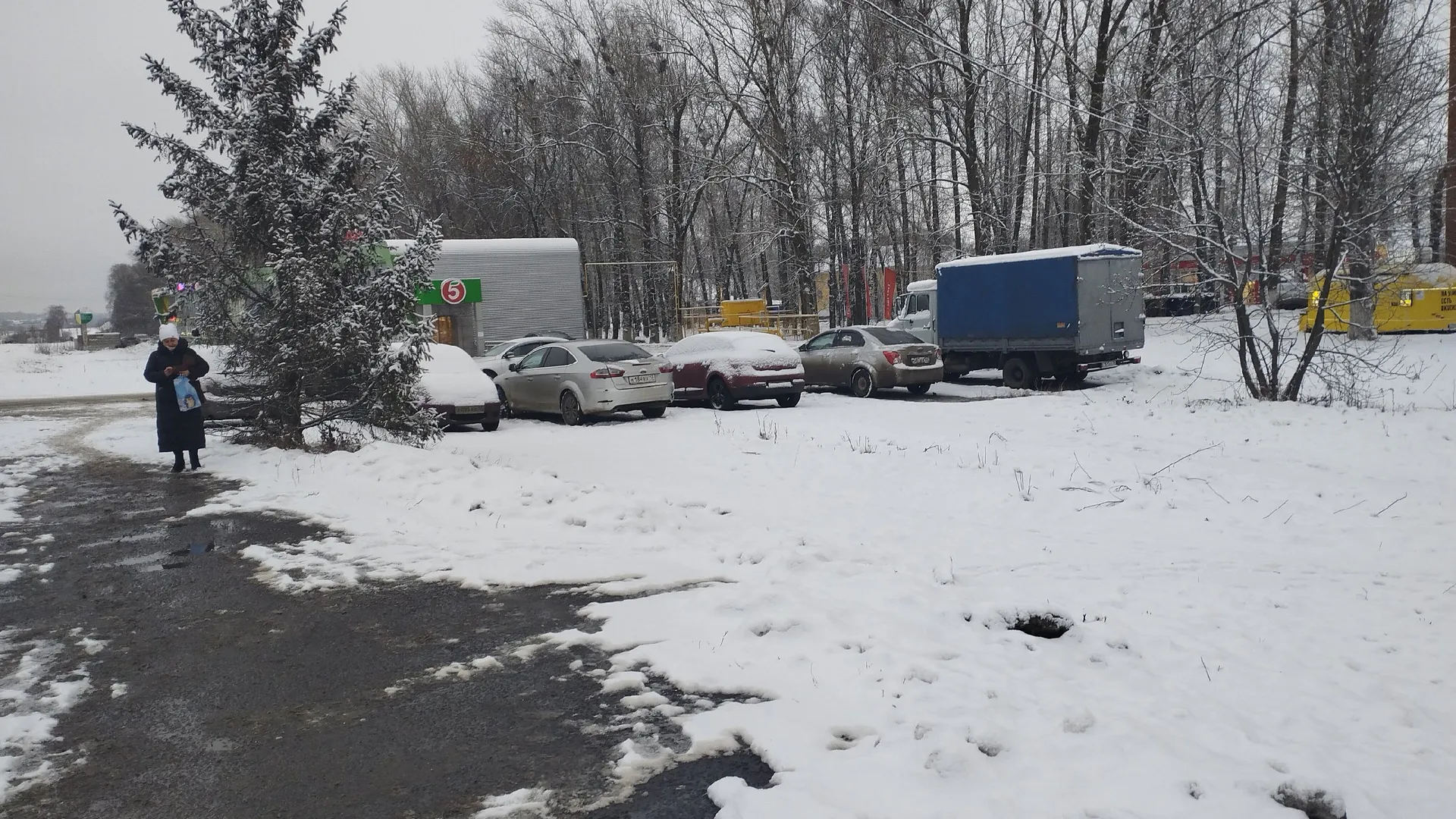 Инспекторы ГИБДД поехали по дворам: с 23 декабря автовладельца ждёт сюрприз, если припарковался в собственном дворе