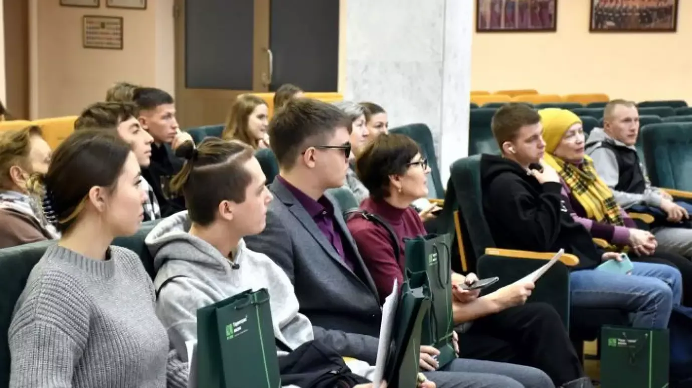 В Пензе вручили ключи от 40 квартир детям-сиротам и детям без попечения родителей