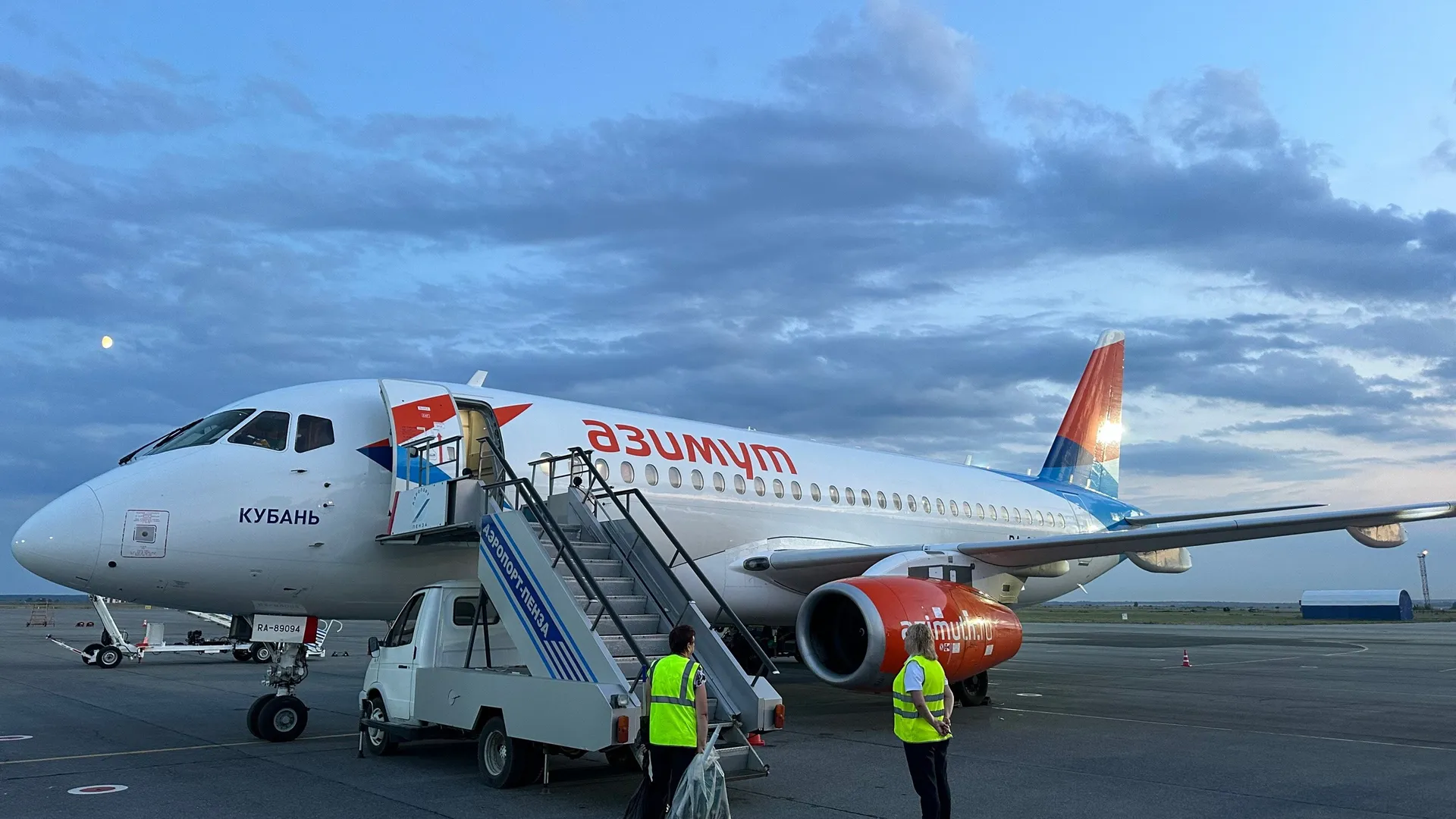 За туристами в такой обуви пристально следят в самолете: стюардесса рассказала, зачем их заносят в секретный список