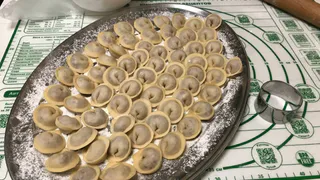 Всего 50 грамм — и тесто вкусное даже без начинки: пельмени и вареники получаются, как у бабули в деревне