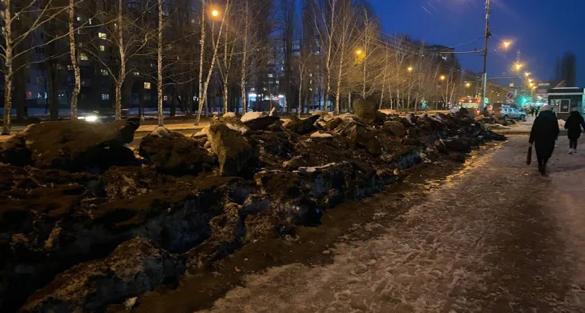 Пензенцы бьют тревогу: огромные сугробы тормозят жизнь на пешеходной зоне в Арбеково