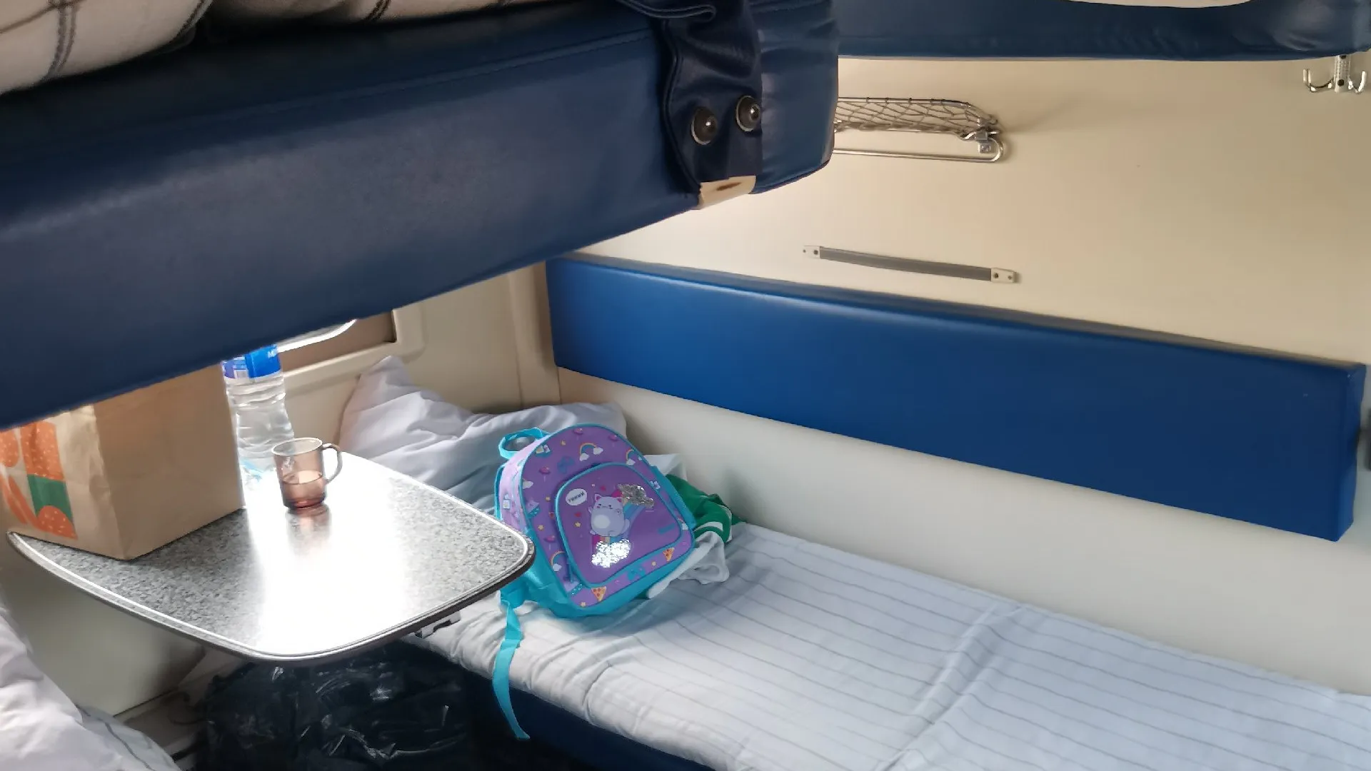 В плацкарте запретили спускаться на нижнюю полку без разрешения владельца — что делать.