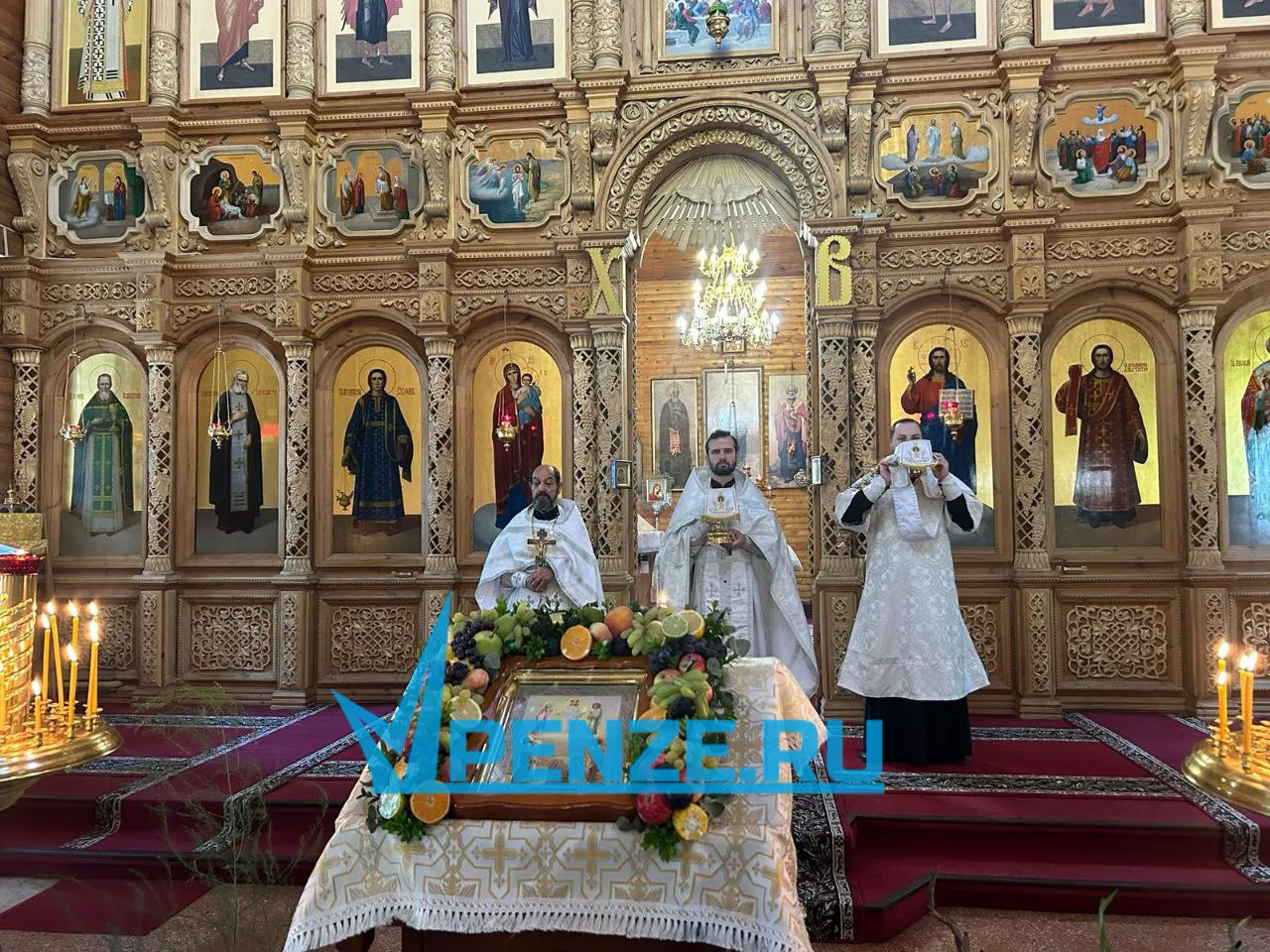 Десятки жителей Пензы приехали в храм Николая Чудотворца, чтобы освятить фрукты и овощи на Яблочный Спас